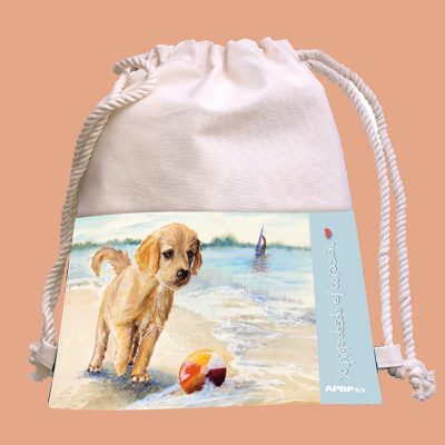 MOCHILA JUGANDO EN LA ARENA